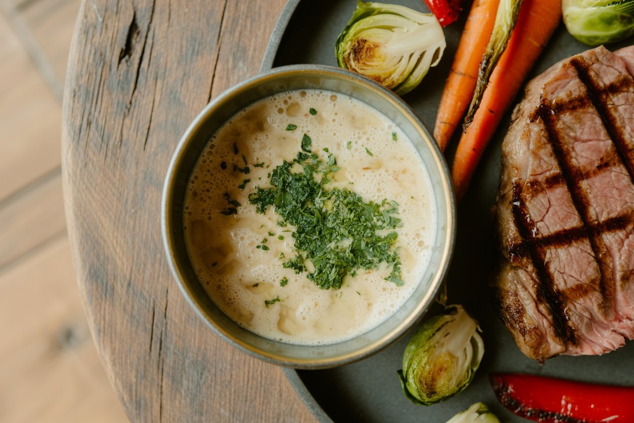 How to Make the Perfect Garlic Cream Sauce for Steak