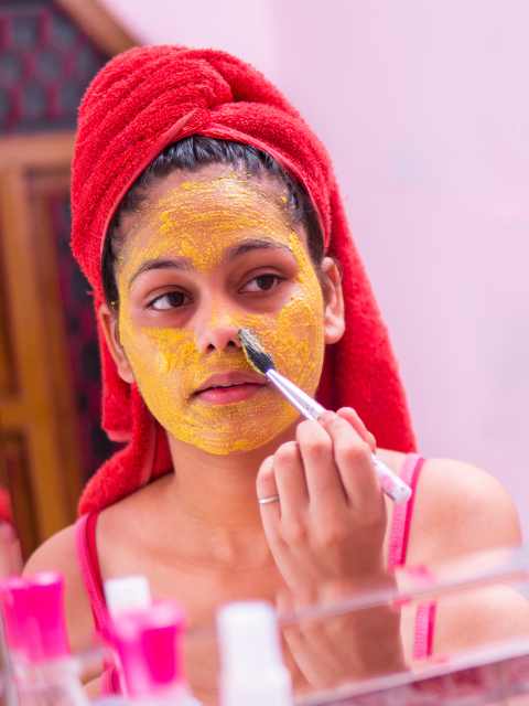 10 Simple, Easy & Effective DIY Turmeric Face Masks for Acne!